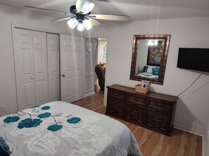 3 bedrooms, desk, WiFi, bed sheets