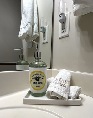 Secadora de cabello, toallas, jabón, papel de baño 