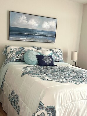 3 bedrooms, desk, WiFi, bed sheets