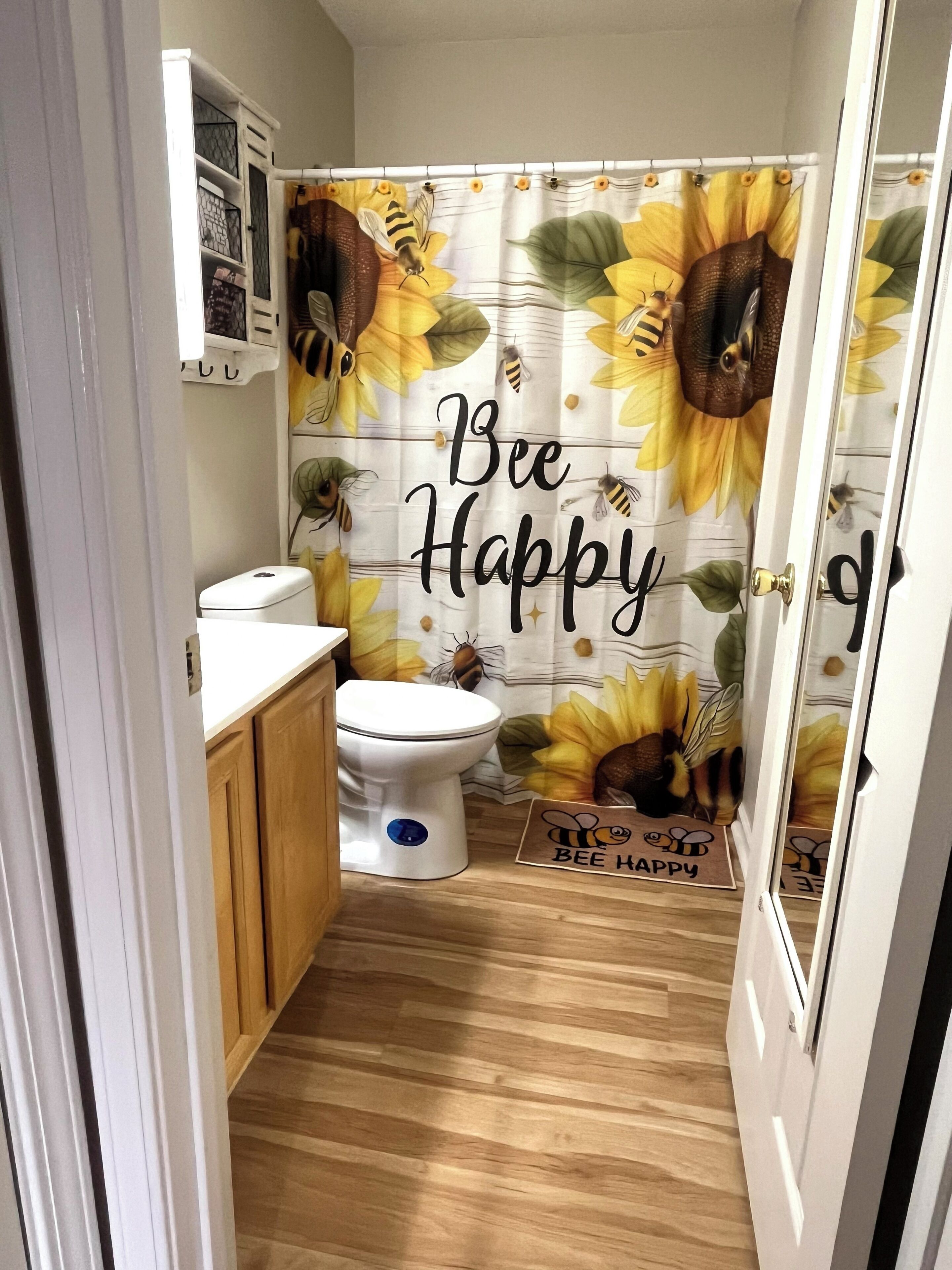 Haartrockner, Handtücher, Seife, Toilettenpapier