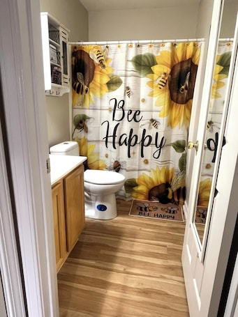 ヘアドライヤー、タオル、石鹸、トイレットペーパー. Charming Honey Bee Cottage 3BR 2 Bath home with WiFi and AC in lovely Tallassee
