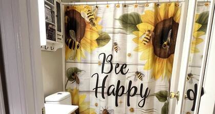 Charming Honey Bee Cottage 3BR 2 Bath home with WiFi and AC in lovely Tallassee