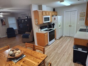Fridge, microwave, oven, stovetop - Charming Honey Bee Cottage 3BR 2 Bath home with WiFi and AC in lovely Tallassee (Tallassee)
