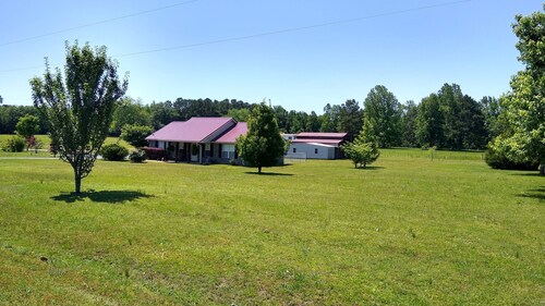 Charming Honey Bee Cottage 3BR 2 Bath home with WiFi and AC in lovely Tallassee