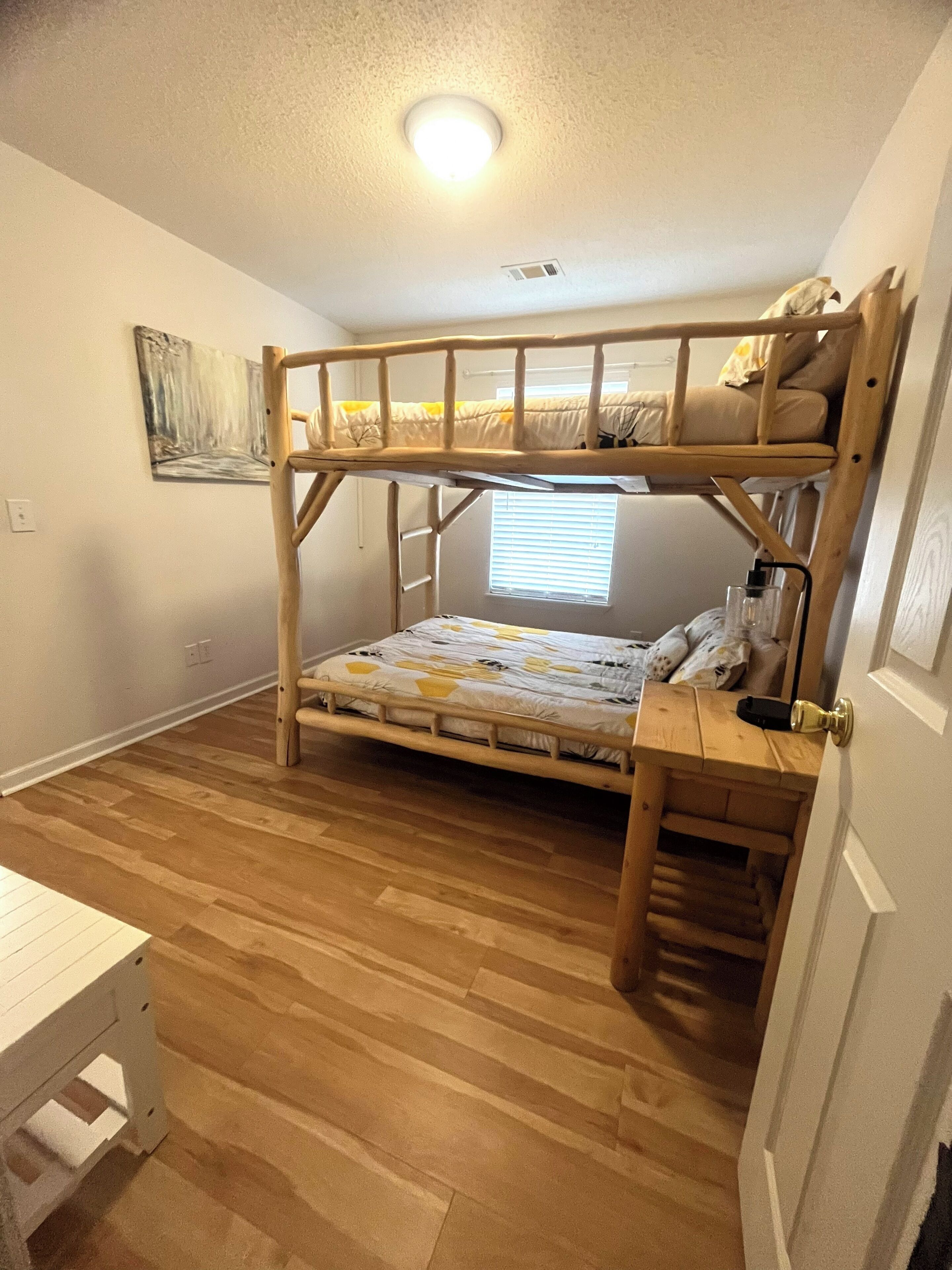 3 bedrooms, desk, WiFi, bed sheets