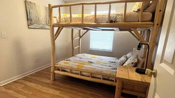 3 bedrooms, desk, WiFi, bed sheets