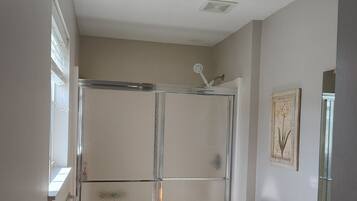 Hårføner, håndklær, såpe og toalettpapir