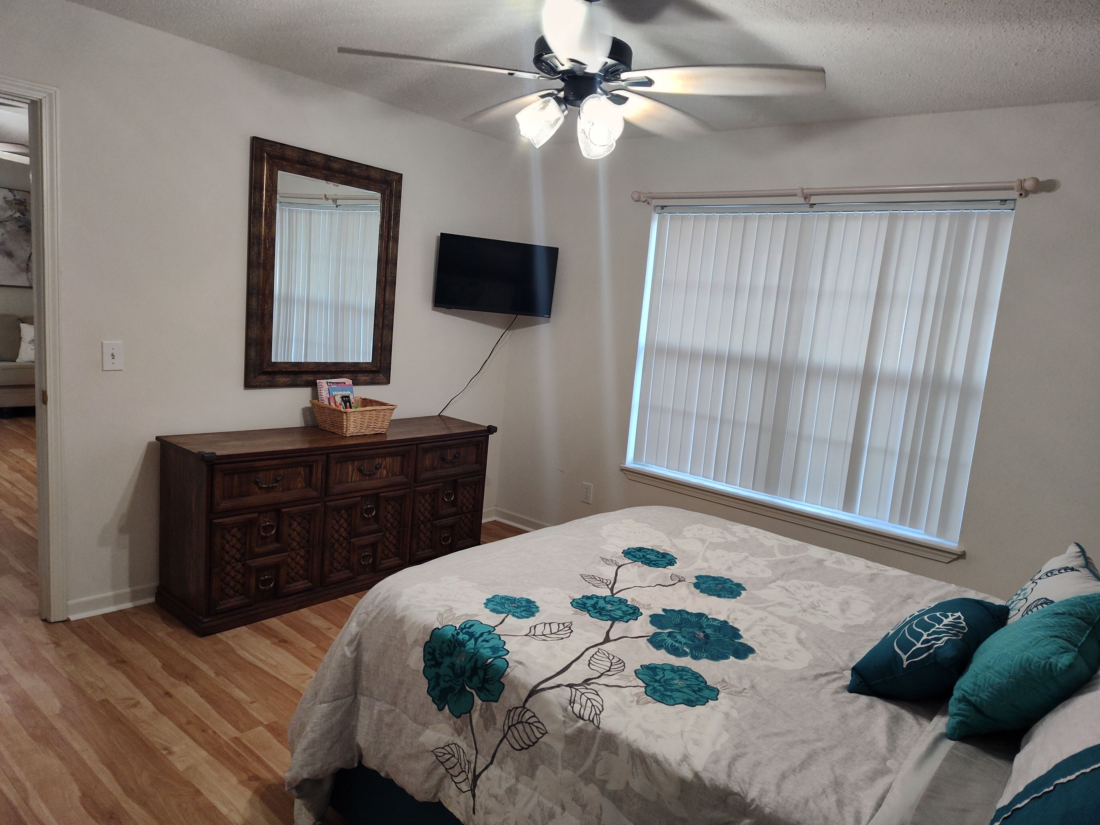 3 slaapkamers, een bureau, wifi, beddengoed