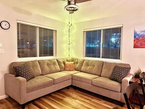 智能电视、壁炉、办公室、电脑显示器