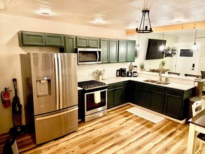 Kühlschrank, Mikrowelle, Ofen, Herdplatte