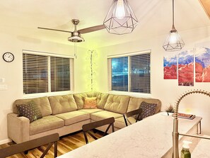 Smart-TV, Kamin, Arbeitsbereiche, Computerbildschirme