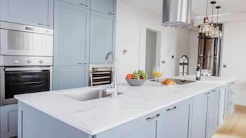 Apartemen, balkon, pemandangan laut | Dapur pribadi | Lemari es, microwave, oven, dan kompor