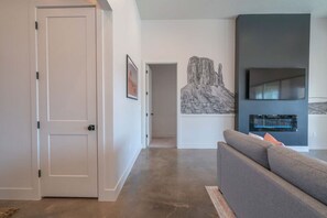 Älytelevisio, takka, pöytäjalkapallopöytä