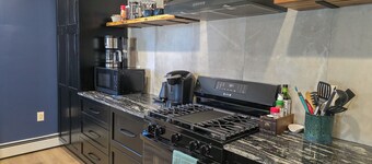 Downtown Loft with full kitchen and laundry room, perfect for long stays