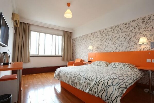 A hotel room with a bed, a desk, a chair, a TV, and a window. - Pod Inn Hotel (Shanghai Wusong International Cruise) (Shanghai)