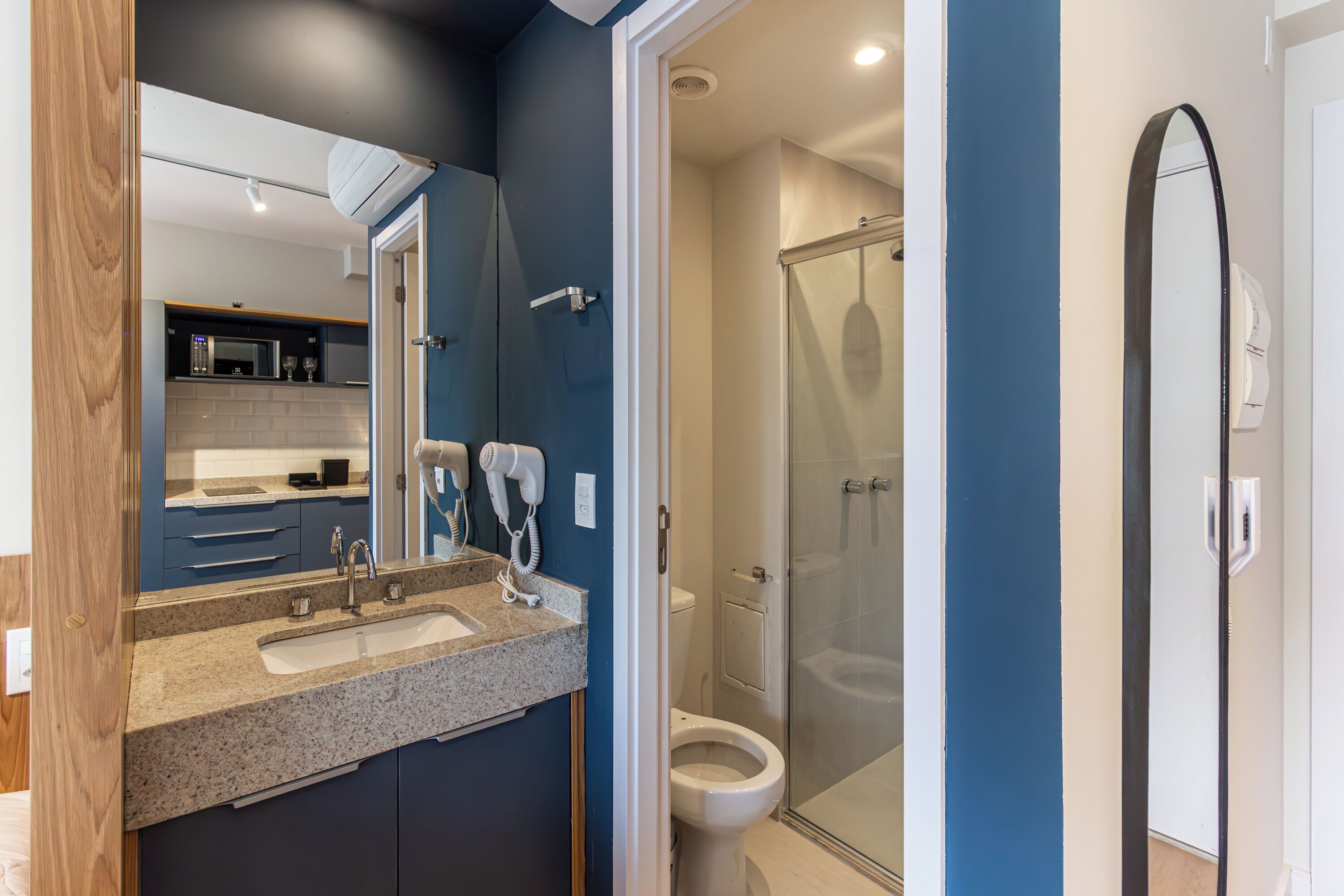 Ein modernes Badezimmer mit Dusche, Toilette und Waschtisch.