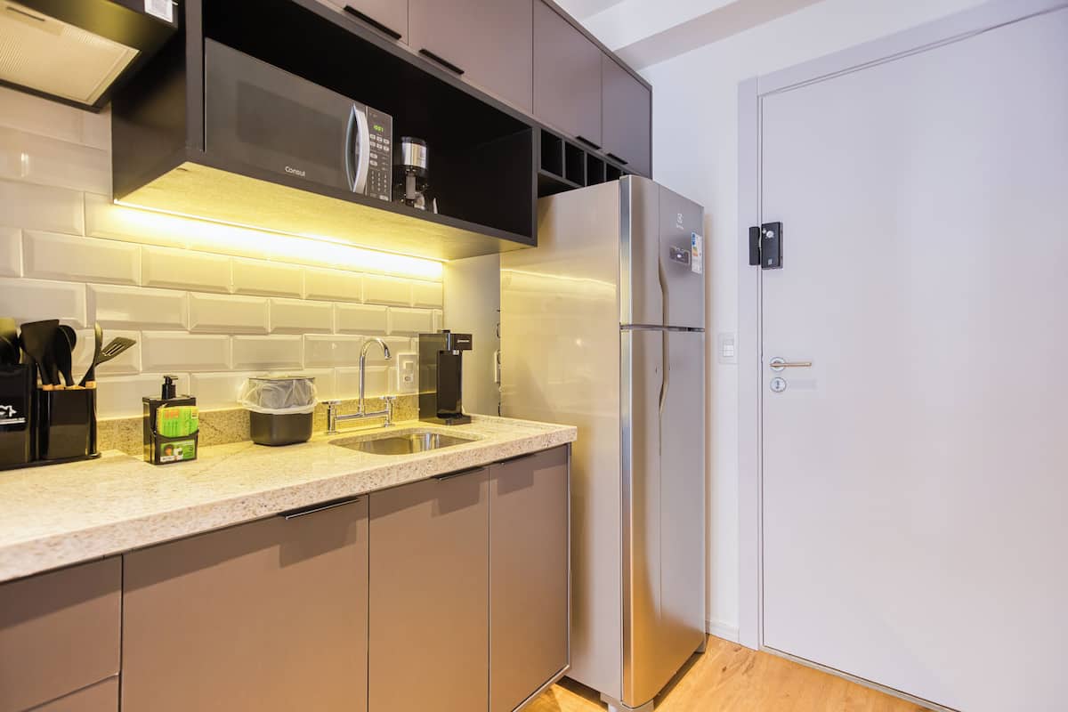 Estudio estándar (616329) | Cocina privada | Refrigerador, microondas, parrilla de estufa y utensilios de cocina