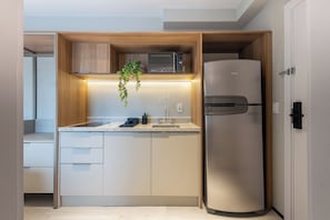 Estudio estándar (554298) | Cocina privada | Frigorífico, microondas, placa de cocina y utensilios de cocina