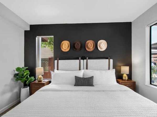 1 bedroom - Old Town Condo Pool Gym Designated Parking (Scottsdale)