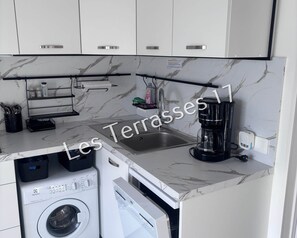 Een koelkast, een microgolfoven, een oven, een vaatwasser