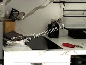 Cafetière/bouilloire, réfrigérateur, micro-ondes, four