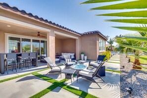 Outdoor dining - Outdoor Oasis & Spectacular mountain views 4BR (La Quinta)