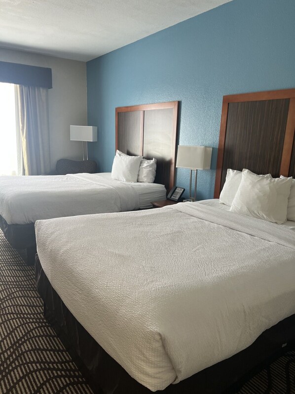 مكتب وواي فاي مجانًا وملاءات أسرّة