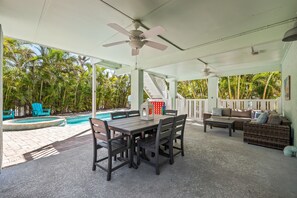 Outdoor dining - Private Pool & Hot Tub -Close to Bridge Street (Bradenton Beach)