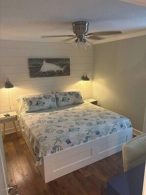 1 chambre, bureau, fer et planche à repasser, lit parapluie