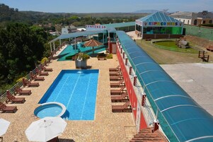 Una piscina techada, una piscina al aire libre