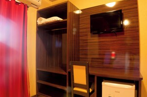 Deluxe Room | Minibar, free WiFi, bed sheets