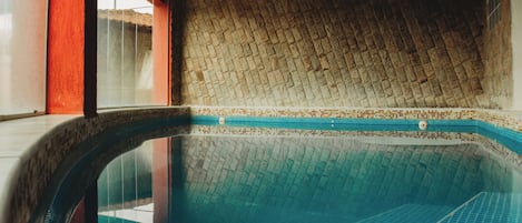 Piscine couverte, piscine extérieure, chaises longues
