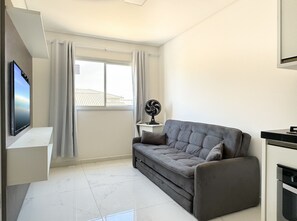 Apartamento | Zona de estar | Una televisión