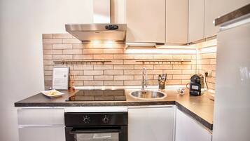 Frigorifero, piano cottura, bollitore elettrico