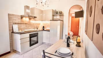 Frigorifero, piano cottura, bollitore elettrico