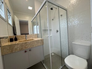 Dusch, handdukar, tvål och toalettpapper