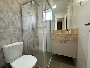 Douche, serviettes fournies, savon, papier toilette