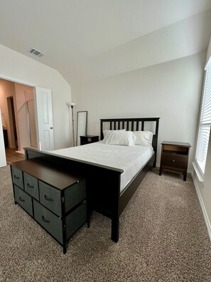 3 bedrooms, desk, free WiFi, bed sheets