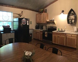 Fridge, microwave, oven, stovetop - Cozy 3-bedroom, 2 bath cabin in charming neighborhood near Sardis Lake, Como, MS (Como)