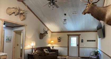 Cozy 3-bedroom, 2 bath cabin in charming neighborhood near Sardis Lake, Como, MS