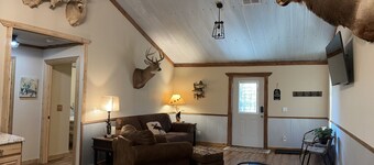 Cozy 3-bedroom, 2 bath cabin in charming neighborhood near Sardis Lake, Como, MS
