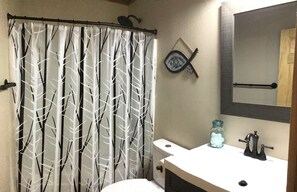 Towels, soap, toilet paper - Cozy 3-bedroom, 2 bath cabin in charming neighborhood near Sardis Lake, Como, MS (Como)