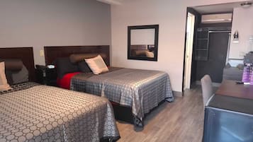 Espacio para trabajar con laptop y cortinas blackout