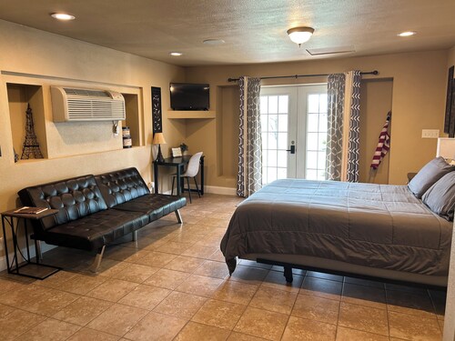 Cozy one room suite with WiFi close to NOC , downtown Tonkawa and casinos.