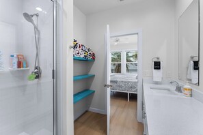 Shower, hair dryer, bidet, towels