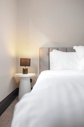 4 habitaciones, tabla de planchar con plancha, wifi y ropa de cama 