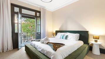 4 bedrooms, iron/ironing board, WiFi, bed sheets