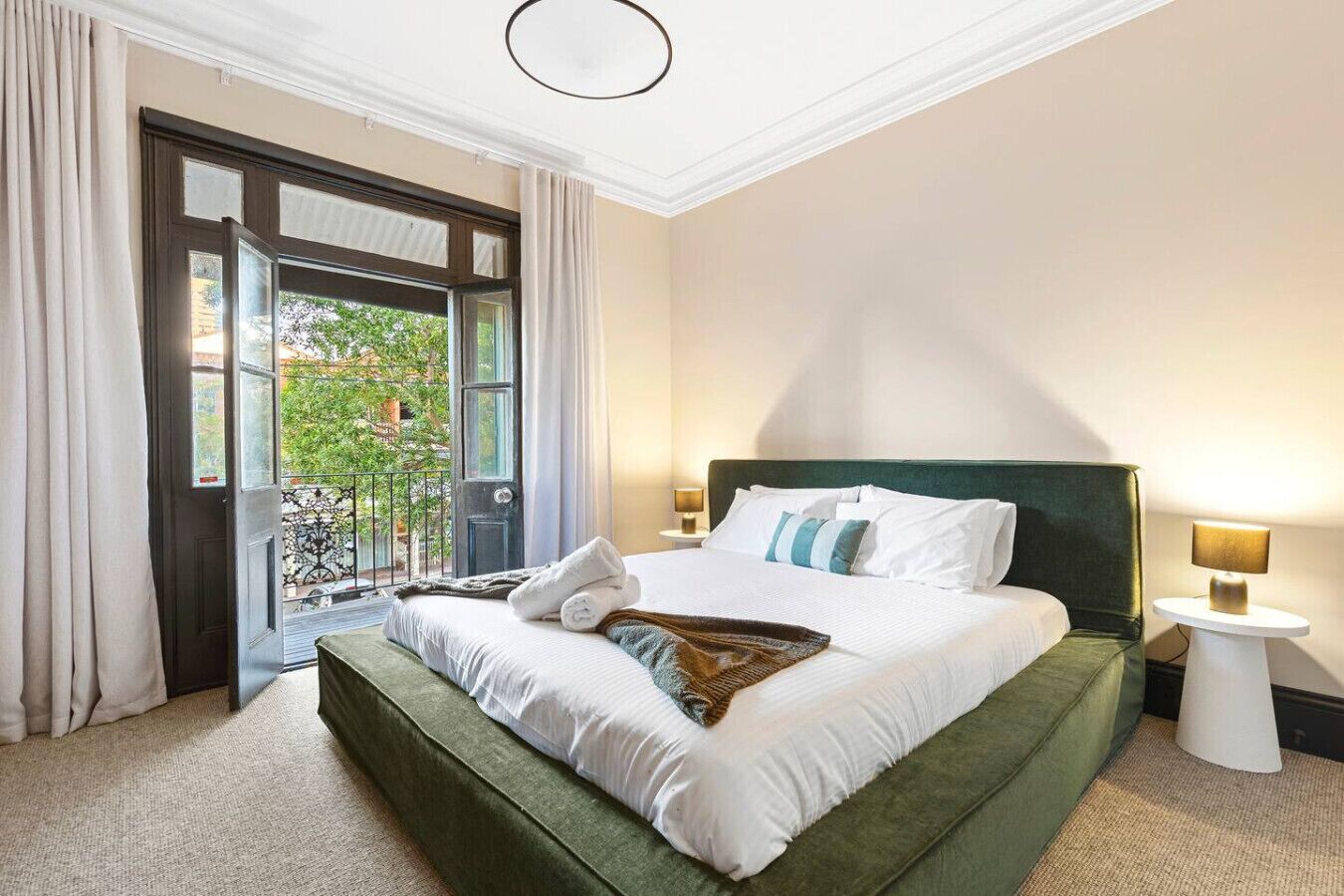 4 bedrooms, iron/ironing board, WiFi, bed sheets