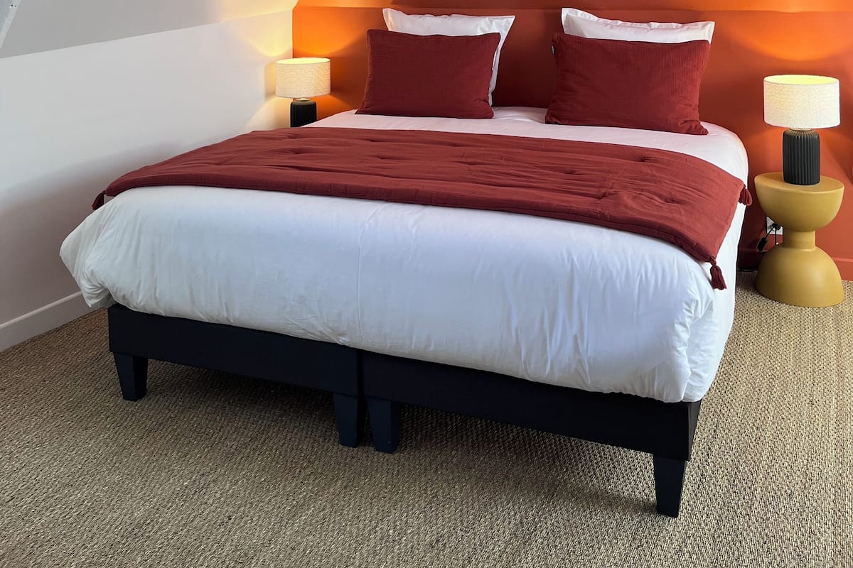 Superior Double or Twin Room, Pool View | Meja, ruang kerja komputer riba, Wi-fi percuma