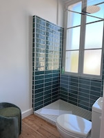 Secador de pelo, toallas, jabón, shampoo